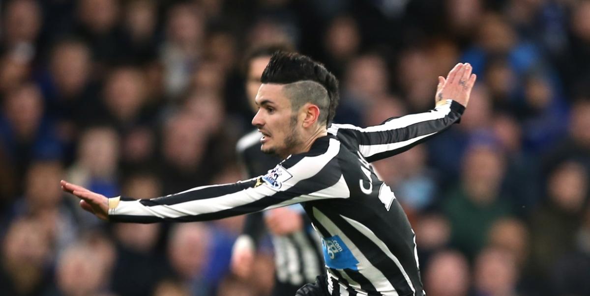 Rémy Cabella célèbre un but avec Newcastle United
