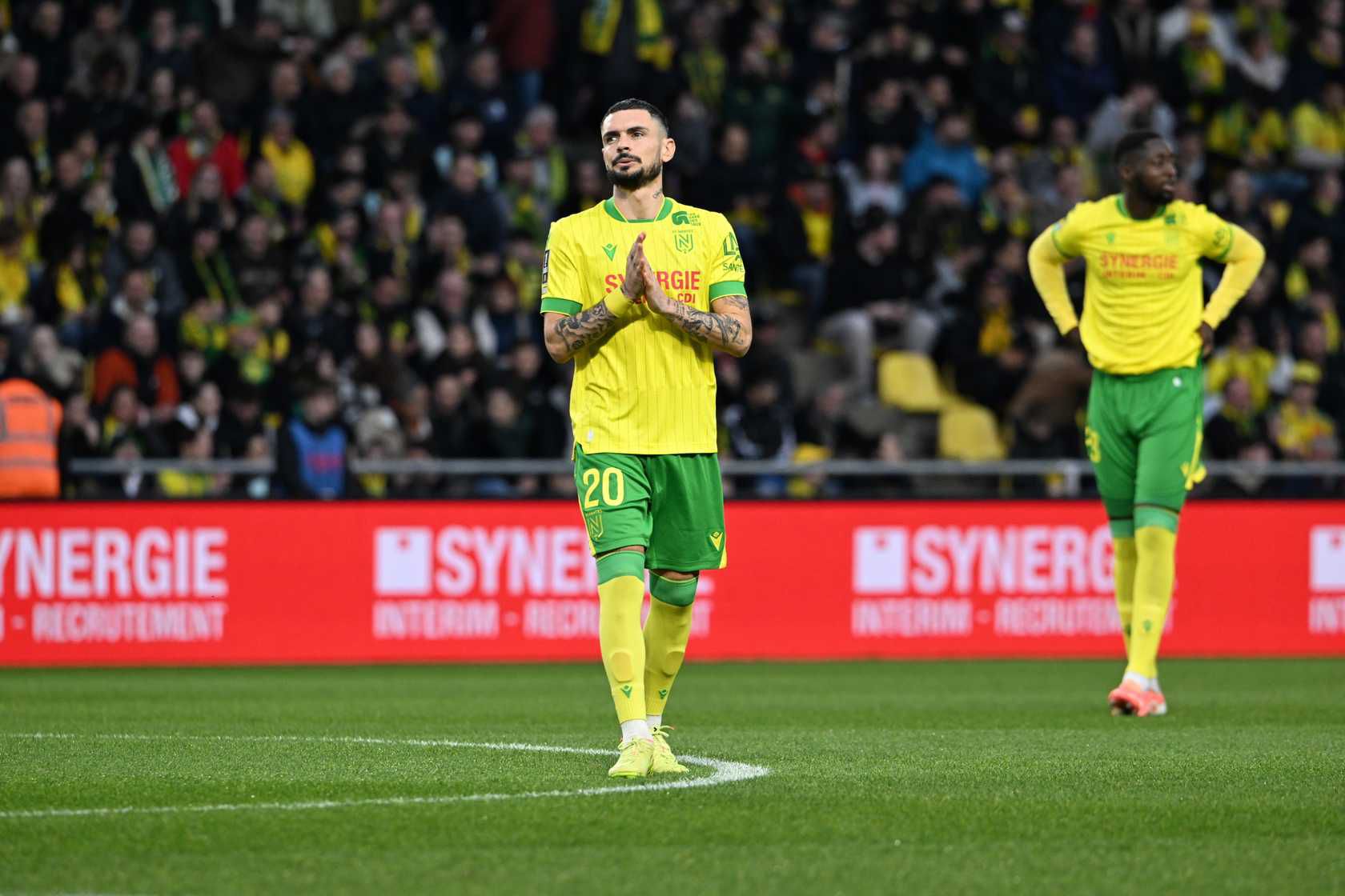 Rémy Cabella applaudit les supporters du FC Nantes
