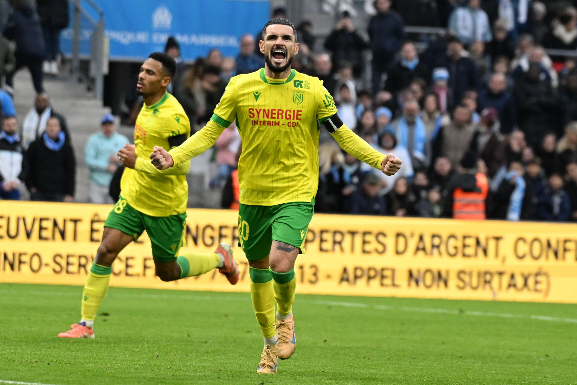 Rémy Cabella célèbre un but au Vélodrome avec le FC Nantes
