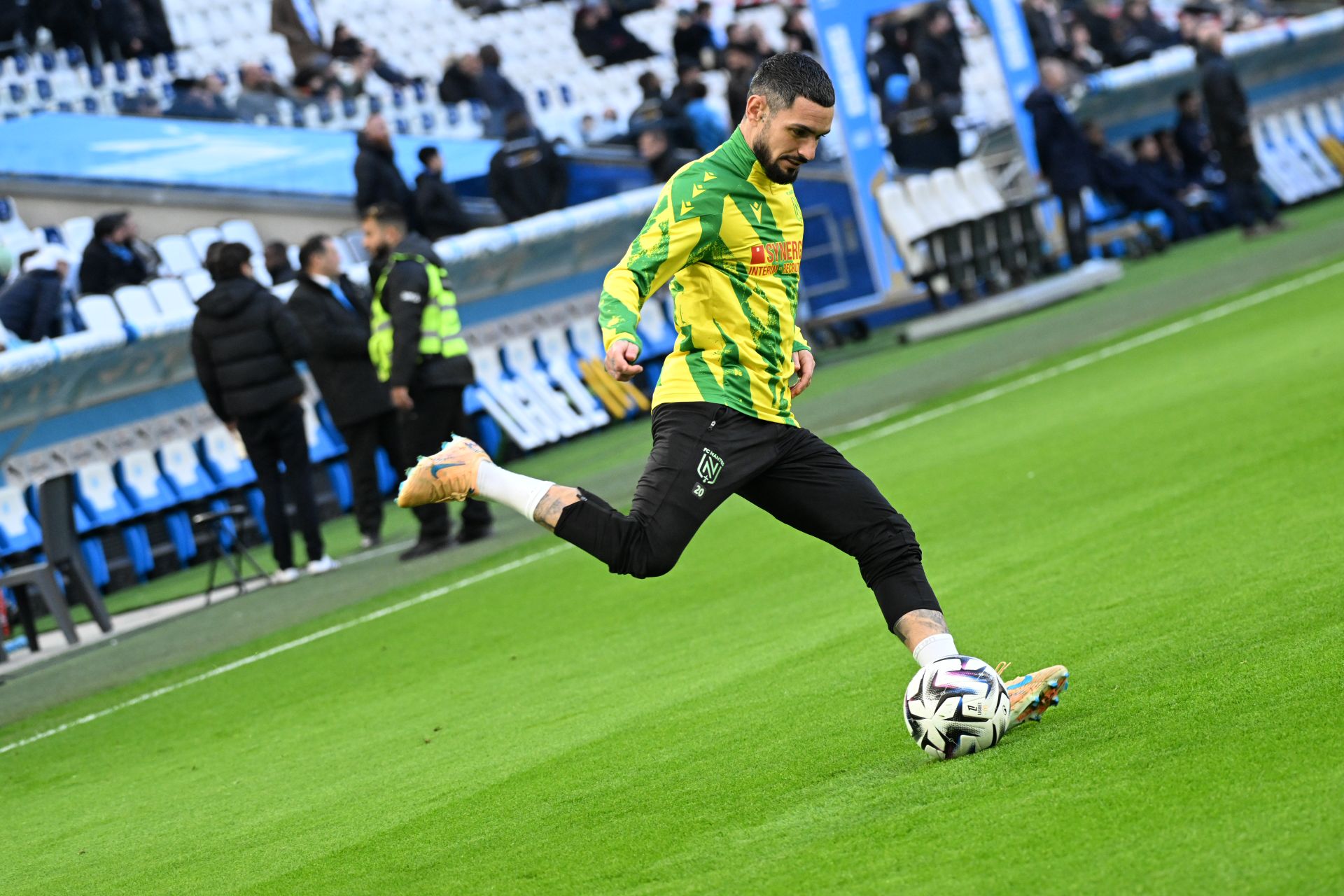 Rémy Cabella frappe le ballon à l'échauffement