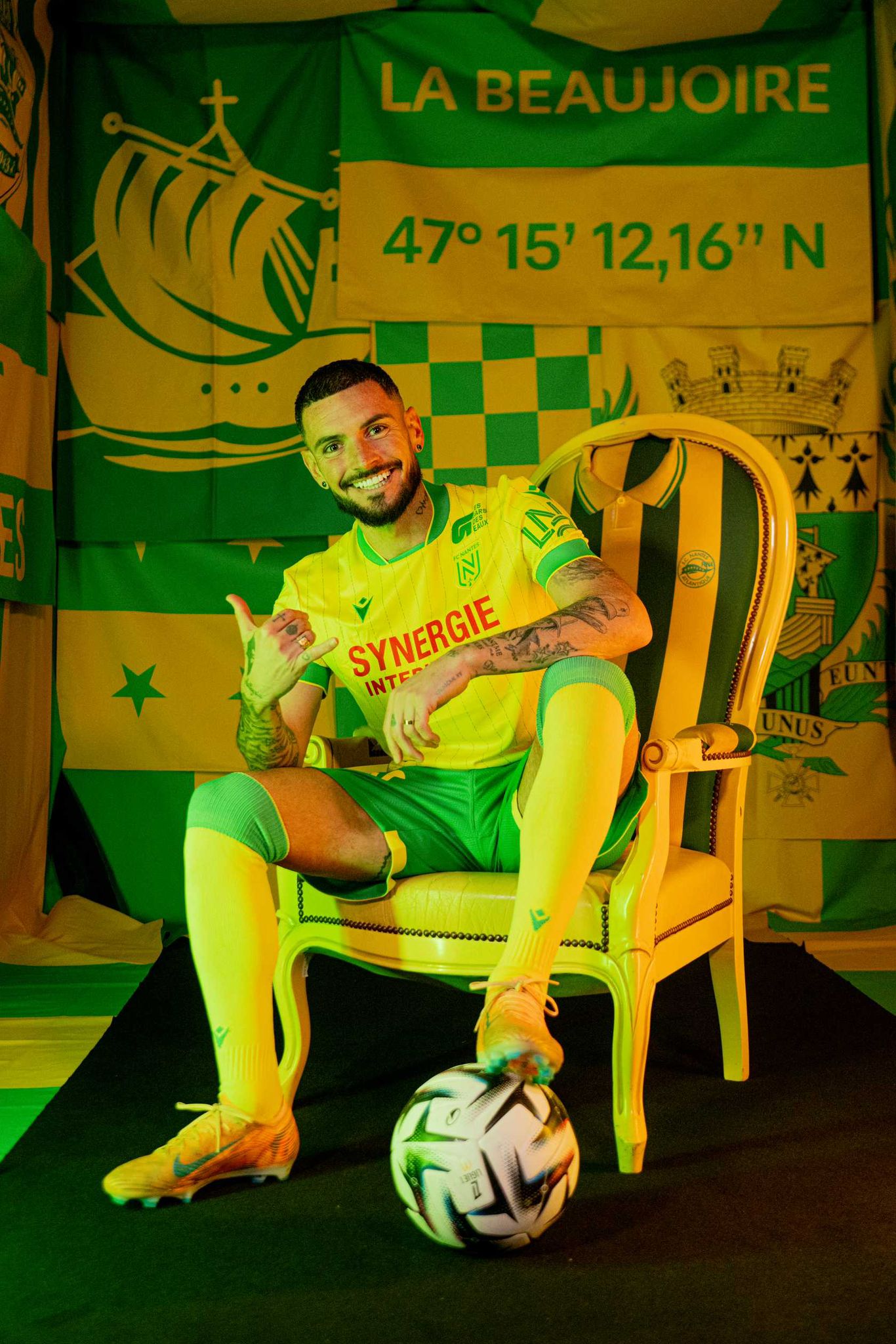 Rémy Cabella pose sur le trône de La Beaujoire avec le maillot du FC Nantes