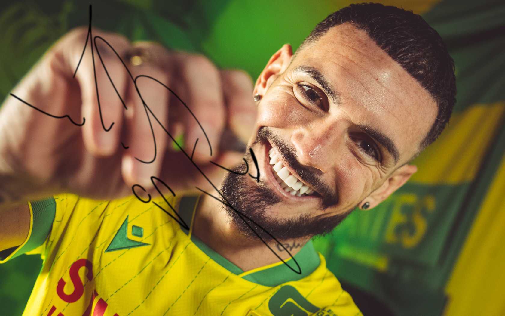 Close-up de Rémy Cabella avec sa signature autographe
