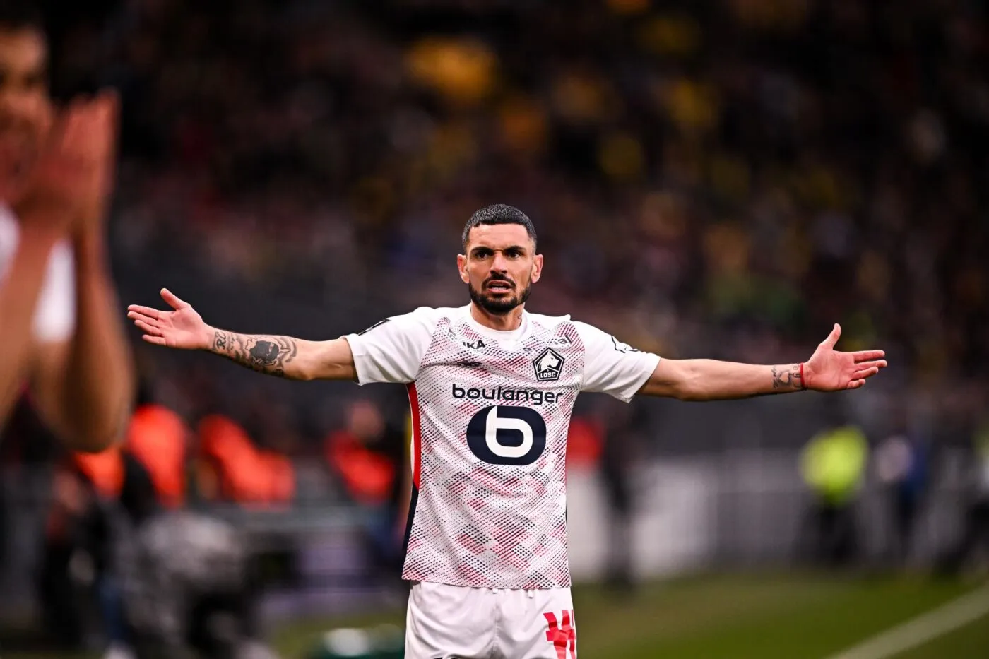 Rémy Cabella les bras ouverts avec le LOSC Lille en extérieur